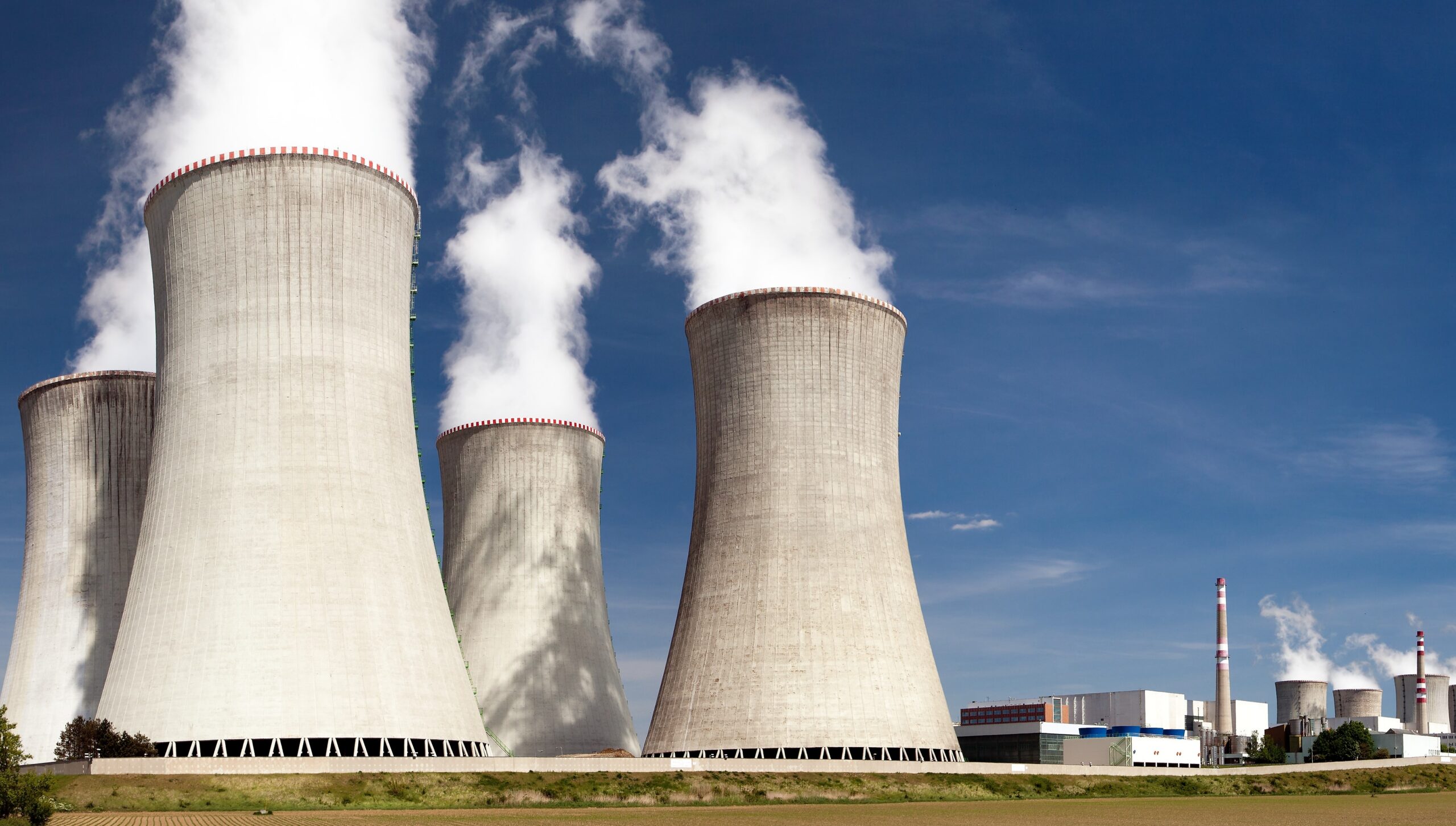 Nuclear power plant and cooling towers